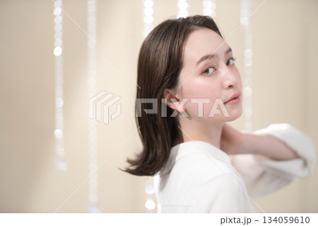 セミロングの若い女性のビューティーイメージ 134059610
