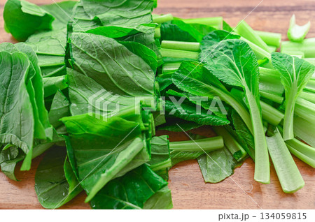 カットした新鮮なコマツナ 134059815