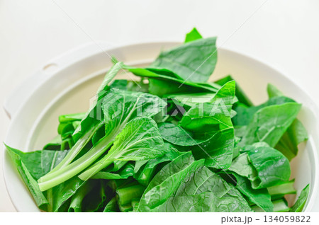 耐熱容器に入れた小松菜 134059822