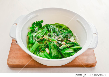 レンジ加熱した小松菜にお吸い物の素を和える レンジ加熱した小松菜にお吸い物の素を和える 134059825