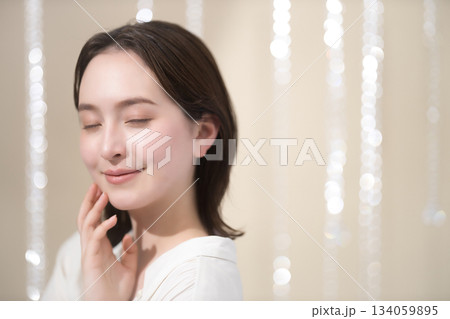 セミロングの若い女性のビューティーイメージ 134059895