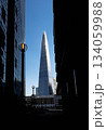 ビルの隙間から見える塔 134059988