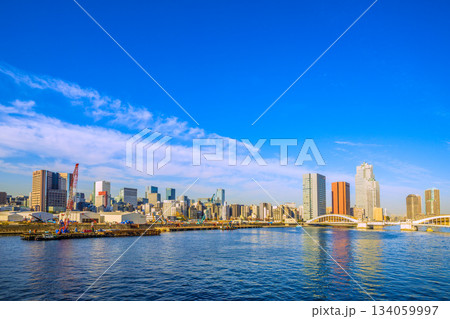 日本の東京都市景観 築地市場跡地再開発・「都有地（築地地区）活用に向けた準備工事」。奥に日本橋 134059997