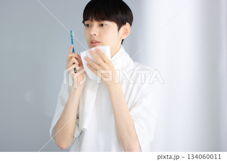 オーラルケア　歯ブラシを持つ若い男性 134060011
