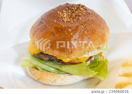 おいしいハンバーガーとフライドポテト 134060016