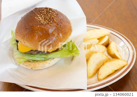 おいしいハンバーガーとフライドポテト 134060021