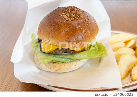 おいしいハンバーガーとフライドポテト 134060022