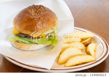 おいしいハンバーガーとフライドポテト 134060023