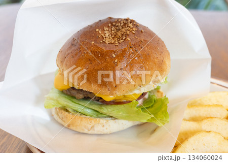 おいしいハンバーガーとフライドポテト おいしいハンバーガーとフライドポテト 134060024