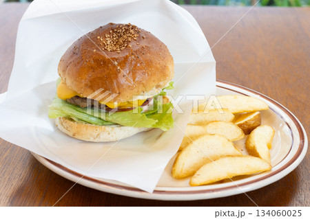 おいしいハンバーガーとフライドポテト 134060025