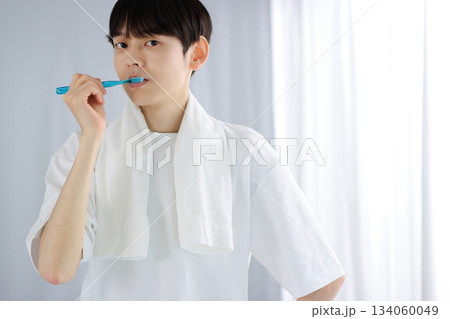 オーラルケア　歯ブラシを持つ若い男性 134060049