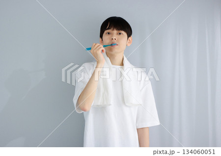 オーラルケア　歯ブラシを持つ若い男性 134060051