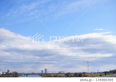 広い空と川、遠景の街並み・鉄橋の風景 広い空と川、遠景の街並み・鉄橋の風景 134060369