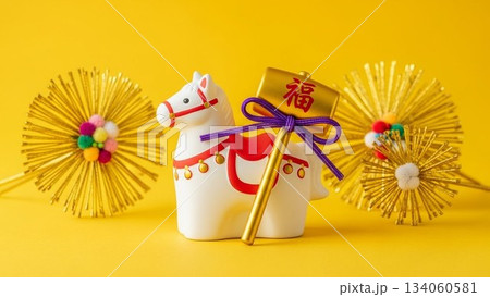 黄色背景に並ぶうさぎの置物と水引飾りの正月スタイリング写真 黄色背景に並ぶうさぎの置物と水引飾りの正月スタイリング写真 134060581