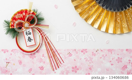 羽子板や飾り紐が並ぶ華やかな正月飾りのテーブルフォト 羽子板や飾り紐が並ぶ華やかな正月飾りのテーブルフォト 134060686