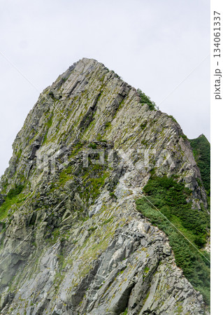A沢のコルから見上げる長谷川ピーク　北アルプスの大キレット縦走 134061337