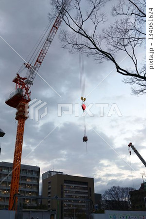 夕方の仙台市市役所、建て替えに向けての先行解体工事の周囲の様子 134061624