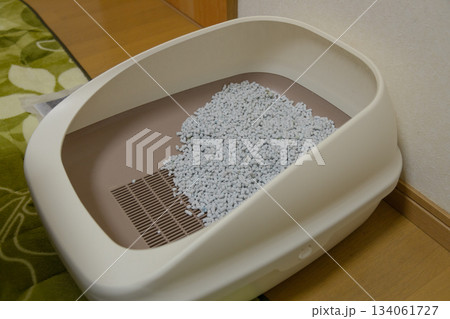 ネコ用トイレと紙でできた猫砂 134061727