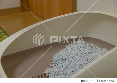 ネコ用トイレと紙でできた猫砂 ネコ用トイレと紙でできた猫砂 134061728