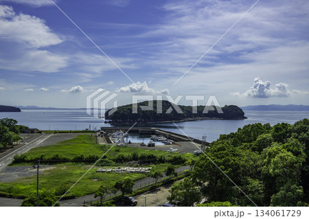 水俣湾 恋路島と明神漁港 熊本県水俣市 水俣湾 恋路島と明神漁港 熊本県水俣市 134061729