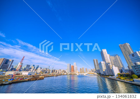 日本の東京都市景観 築地市場跡地再開発・「都有地（築地地区）活用に向けた準備工事」。左奥に日本橋 134061832