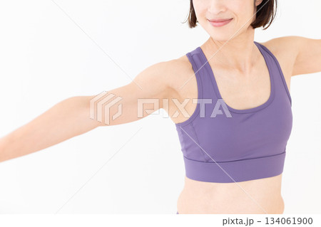 自宅でヨガをするヨガウェア姿のミドル女性 134061900