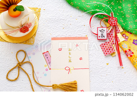 お年玉のポチ袋と鏡餅 134062002