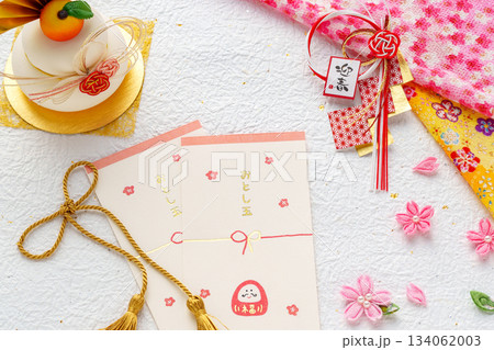 お年玉のポチ袋と鏡餅 134062003