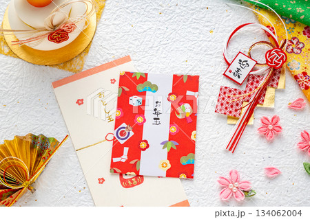 お年玉のポチ袋と鏡餅 134062004