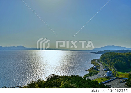 松江フォーゲルパーク くにびき展望台から望む宍道湖 松江フォーゲルパーク くにびき展望台から望む宍道湖 134062375