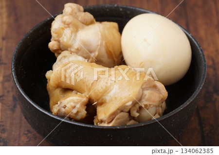 鶏の手羽元煮とゆで卵 134062385