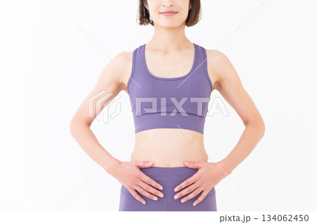 ヨガウェア姿のミドル女性のスリムなお腹 ヨガウェア姿のミドル女性のスリムなお腹 134062450