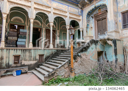 India, staircase leading to the entrance gate in the inner courtyard of a haveli. 134062465