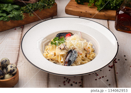 Creamy pasta with mussels and cheese 134062953