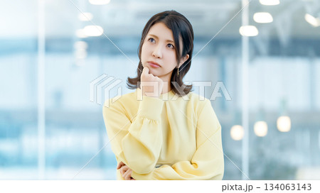 考えごとをする女性・ビジネスウーマン 考えごとをする女性・ビジネスウーマン 134063143