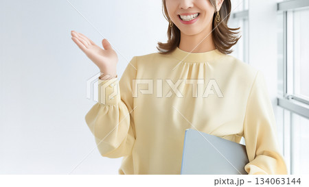 パソコンを持つ女性・ビジネスウーマン 134063144