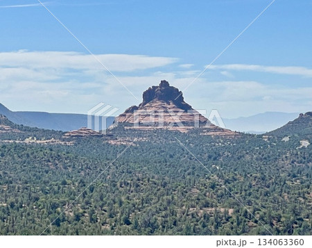 【アリゾナ州】セドナ ベルロックの層が際立つ赤い岩山 134063360