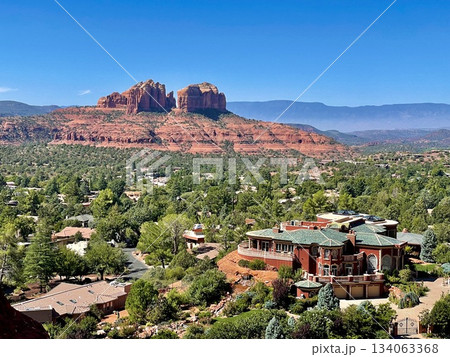 【アリゾナ州】セドナ カテドラルロックを望む高級住宅街 134063368