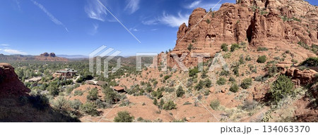 【アリゾナ州】セドナの赤岩と街並みを一望する絶景パノラマ 134063370