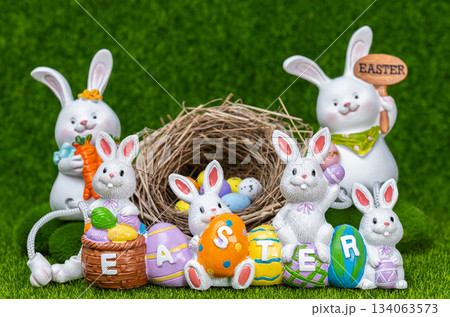 Easter decoration with bunnies and eggs. 134063573