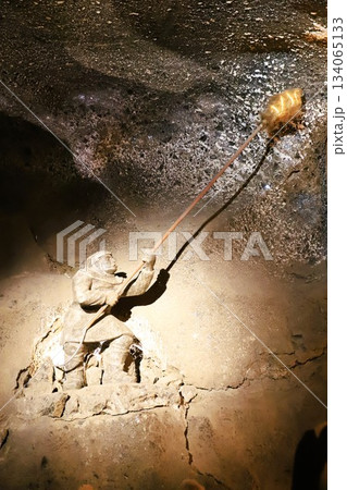 世界遺産ヴィエリチカ岩塩坑の岩塩で作られた鉱山労働者のレリーフ 134065133