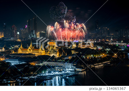 Top view of the Grand Palace, Chakri Maha Prasat Throne Hall in the New Year fireworks drone show and projection mapping during the Vijit Chao Phraya festival perfermance. 134065367