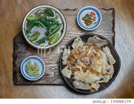 Wide rice noodles served with marinated pork and Chinese kale in a rich, thick gravy sauce. Wide rice noodles served with marinated pork and Chinese kale in a rich, thick gravy sauce. 134066179