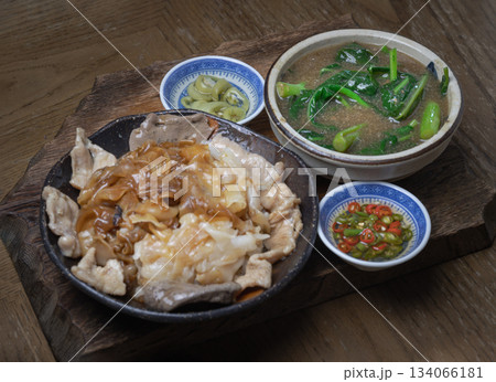 Wide rice noodles served Marinated pork and Chinese kale in a rich, thick gravy sauce. 134066181