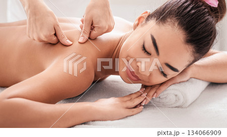 Relaxing Massage. Professional Body Therapist Massaging Back Of Relaxed Asian Woman In Spa Salon, Beautiful Young Korean Female Enjoying Wellness Treatment And Beauty Procedures, Closeup 134066909