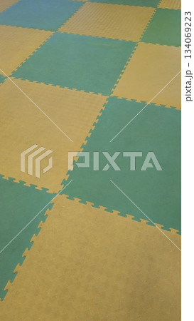 Childfriendly yellow and green interlocking foam play tiles 134069223