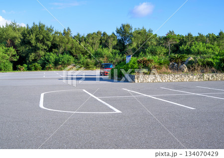 青空の下に広がる万座毛の駐車場と緑に囲まれた風景 青空の下に広がる万座毛の駐車場と緑に囲まれた風景 134070429