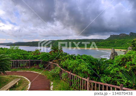 緑豊かな川平湾と青い海を望む石垣島の絶景風景 緑豊かな川平湾と青い海を望む石垣島の絶景風景 134070438