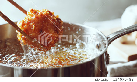 冷たい朝光の明るい台所で唐揚げを持ち上げた清涼感ある場面 134070488