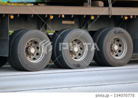 トレーラートラック（タイヤ）　イメージ 134070778
